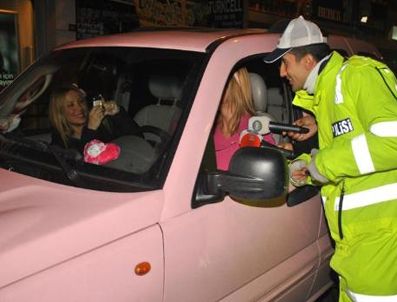 CEYDA ERSOY - Ciciş kardeşlerle olan pozu başını yaktı