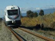 Demiryolu işçilerine tren çarptı