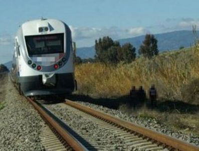 Demiryolu işçilerine tren çarptı
