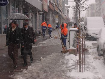 Erzurum'da Kar Yağışı Hayatı Olumsuz Yönde Etkiliyor
