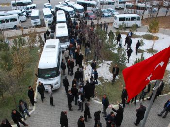 FEHMI ALAYDıN - Minibüsçüler Belediye Binasını Bastı