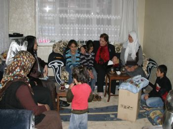 Vali Çolak'ın Eşinden Depremzede Ailelere Ziyaret