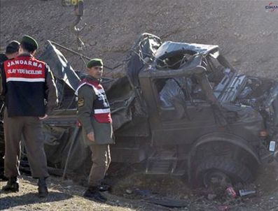 Askeri araç devrildi 10 kişi yaralandı