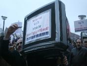 Rahip Desmond Tutu, Roj TV’yi Nobel’e aday gösteriyor