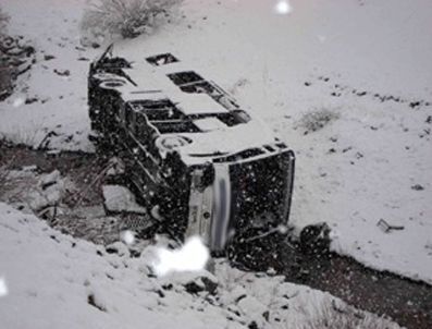 YEMIŞLI - Sivas'ta otobüs kazası: 42 kişi yaralandı