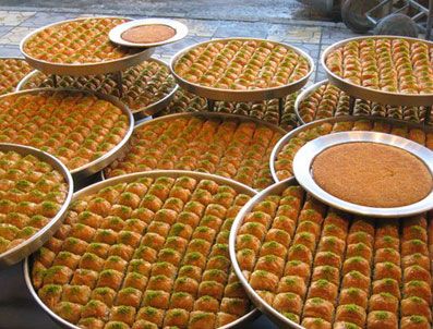 Tatlıcıdan baklava çalarken güvenlik kamerasına yakalandı