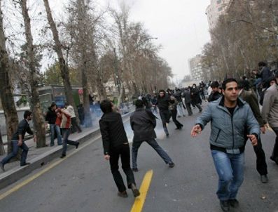 İSFAHAN - Göstericileri dağıtmak için göz yaşartıcı gaz sıktılar