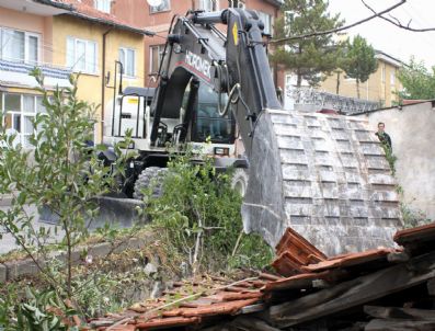 İBRAHIM ZIYREK - Metruk Binalar Yıkılıyor