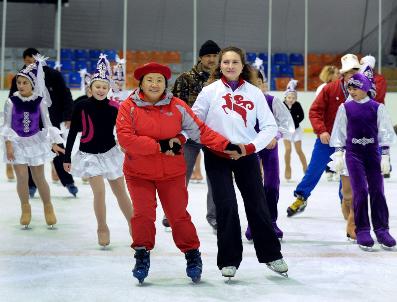 Otunbayeva‘nın buz pateni keyfi