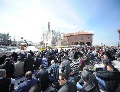 Hacı Bayram’daki ilk Cuma namazında cemaat avluya sığmadı