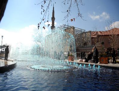 Hacı Bayram‘daki restorasyondan sonraki ilk cuma namazında vatandaşlar avluya sığmadı