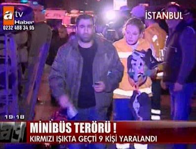 Yolcu minibüsü kırmızı ışıkta geçince