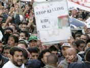 Cezayir'de polis göstericileri kuşattı