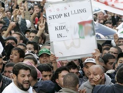 Cezayir'de polis göstericileri kuşattı