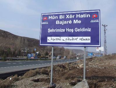 SÜRYANICE - Diyarbakır‘ın girişine 5 dilde tabela asıldı