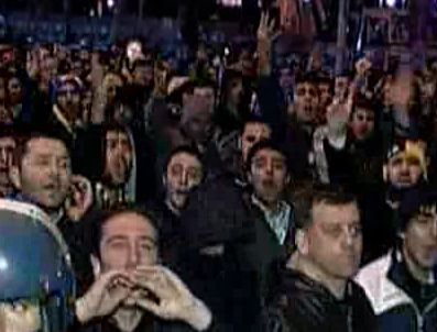 Otobüse pet şişe yağmuru