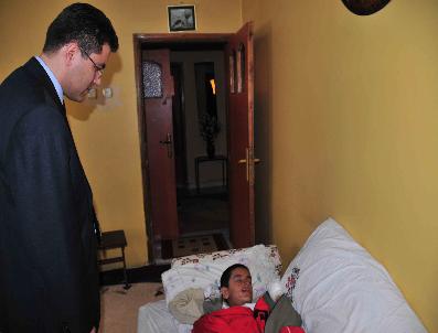 HÜSEYIN DEMIRBAŞ - Van Vali Yardımcısı Demirbaş, eline bomba tutuşturulan çocuğu ziyaret etti