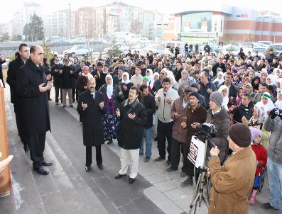 NEVZAT PALTA - Aksaraylı umre yolcuları dualarla uğurlandı