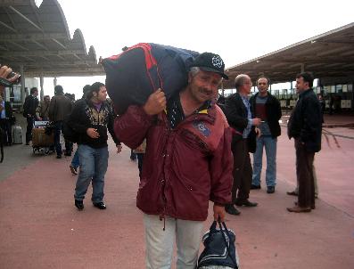 Libya’dan 167‘si Türk, 174 yolcu özel uçakla Antalya’ya geldi (2)