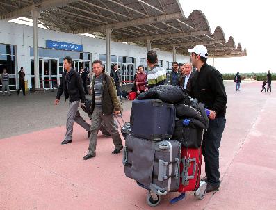 Libya’dan 167‘si Türk, 174 yolcu özel uçakla Antalya’ya geldi