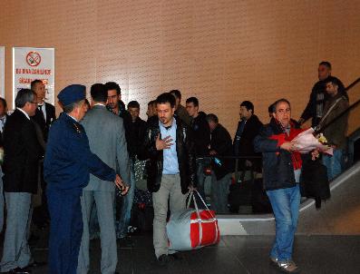 TRABLUSGARP - Libya’daki Türk yolcular askeri uçaklarla Dalaman’a getirildi