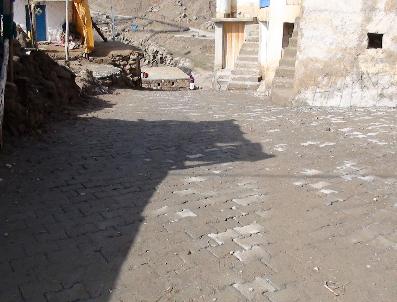 ÇELIKLI - Devlet vatandaş işbirliği, Çelikli köyünde sokaklara parke taşı döşendi