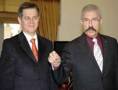 Vali Cerrah ödüllendirdiği polislerden sigarayı bırakmalarını istedi