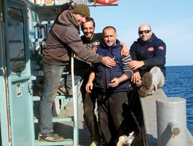 Libya'dan tekneyle kaçıp canlarını kurtardılar
