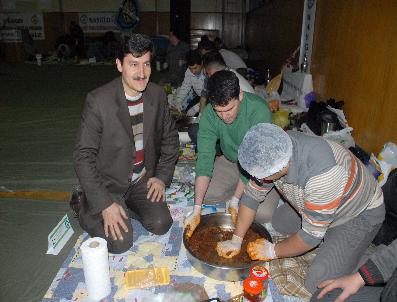 Öğretmenler çiğ köfte yarışmasında stres attı