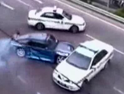 KUALA LUMPUR - Malezya'da polis kovalamasında driftli şov amatör kameralara yansıdı