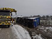 TIR, yoldaki buzlanmadan devrildi, şoför yaralandı