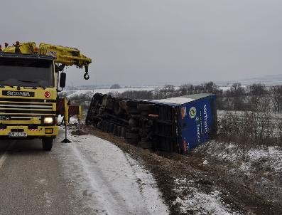 TIR, yoldaki buzlanmadan devrildi, şoför yaralandı