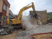 Belediye, park içindeki evi yıktı