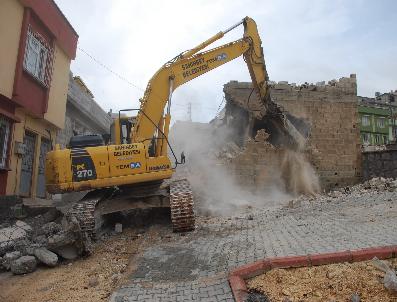 Belediye, park içindeki evi yıktı
