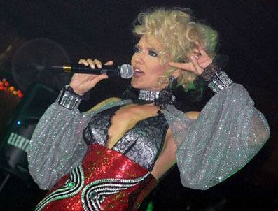 Demet Akalın 15 yaş küçük sevgilisine geri döndü