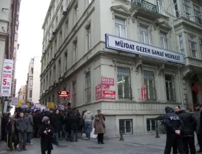 AK Parti‘li gençlerden Müjdat Gezen‘e 