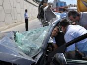 Hurdaya dönen araçtan sağ çıktı