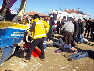 EBRAR - Kamyon, minibüsle çarpıştı: 20 yaralı