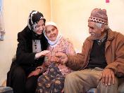 Denizli Belediyesi Sevgi Eli, bakıma muhtaç yaşlı çifte yardım etti