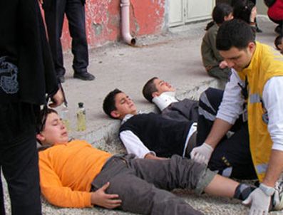 Ankara'da deprem tatbikatı: 15 öğrenci yaralandı