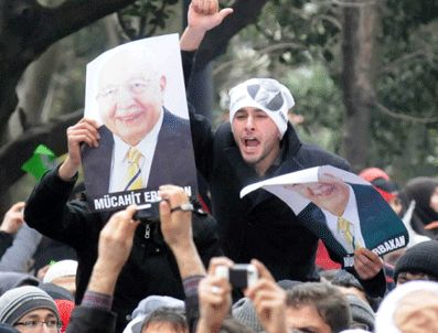Babasının cenazesinde konuştu