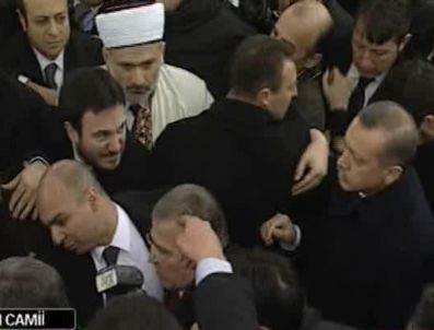 Gül ve Erdoğan izdiham arasında kaldı