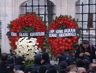 TSK'dan Erbakan'ın cenaze namazına çelenk