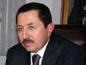 Vali'nin arabası şarampole düştü