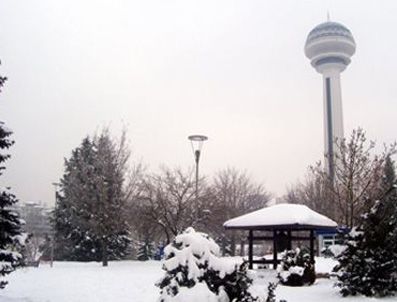 Büyükşehir, kaldırımları kardan ve buzdan arındırıyor