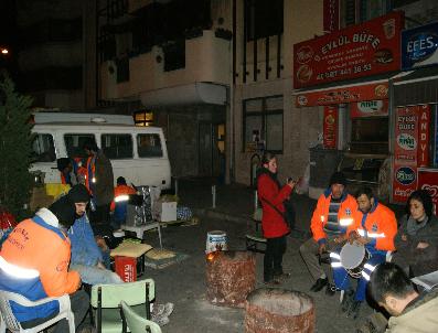 İşten Çıkarılan İşçiler 16 Gündür Konak Belediyesi Önünde Sabahlıyor