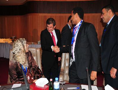 EL CEZIRE - Davutoğlu, El Cezire‘Nin Yıllık Forumuna Katılan Gençlerle Görüştü