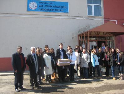 DADAŞKENT - İstanbullu Öğrenciler, Erzurumlu Öğrencilere Hediye Dağıttı