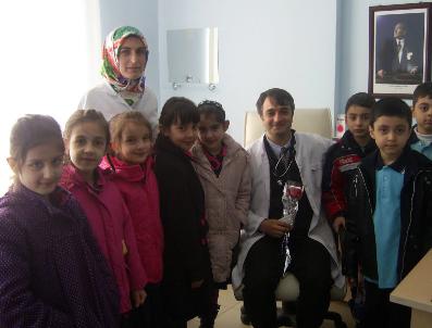 İSMAIL ERDEM - Özel Menderesli Minikler, Doktorlara Karanfil Dağıttı