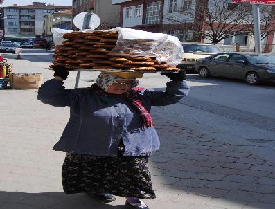 Geçim Derdiyle 50 Yaşında Simitçi Oldu